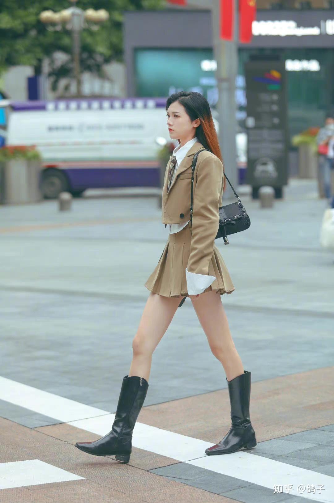 这位小姐姐的黑色绑带高筒靴,有一丝丝帅气,可搭配性超好.