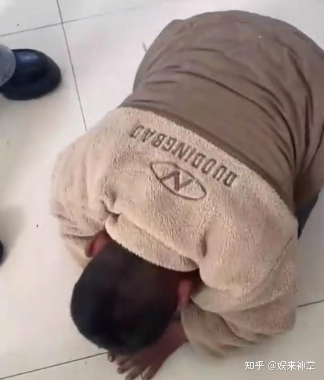 怒了河南幼师暴打小孩还逼下跪求饶家长放狠话教育局回应