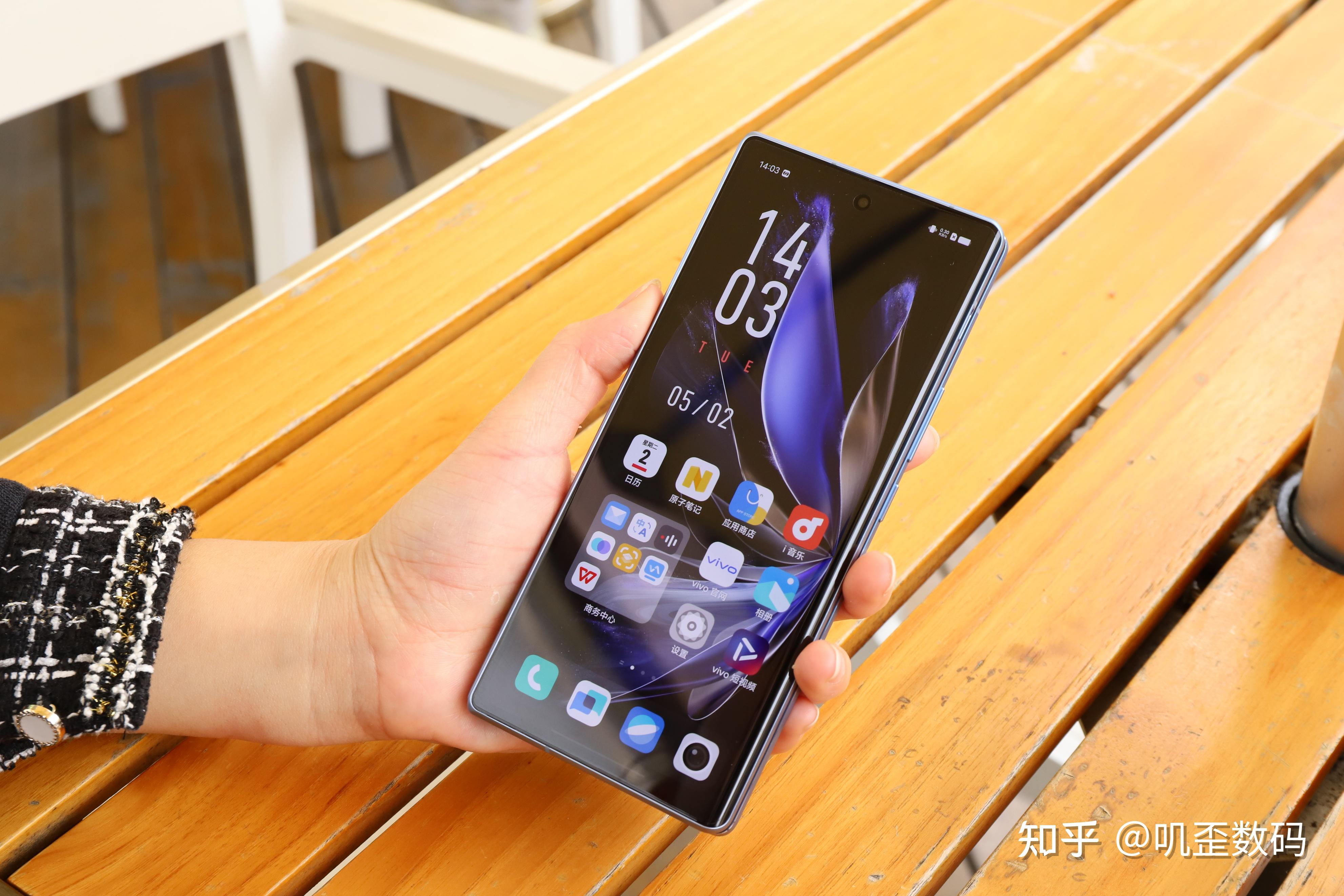 vivoxfold2图赏颜值最高配置最强的大折叠屏旗舰