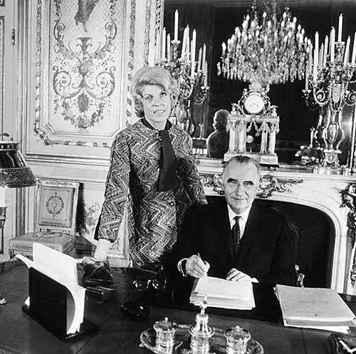 法国前总统夫人克洛德·蓬皮杜而总统的对头政党借此攻击他,他竟