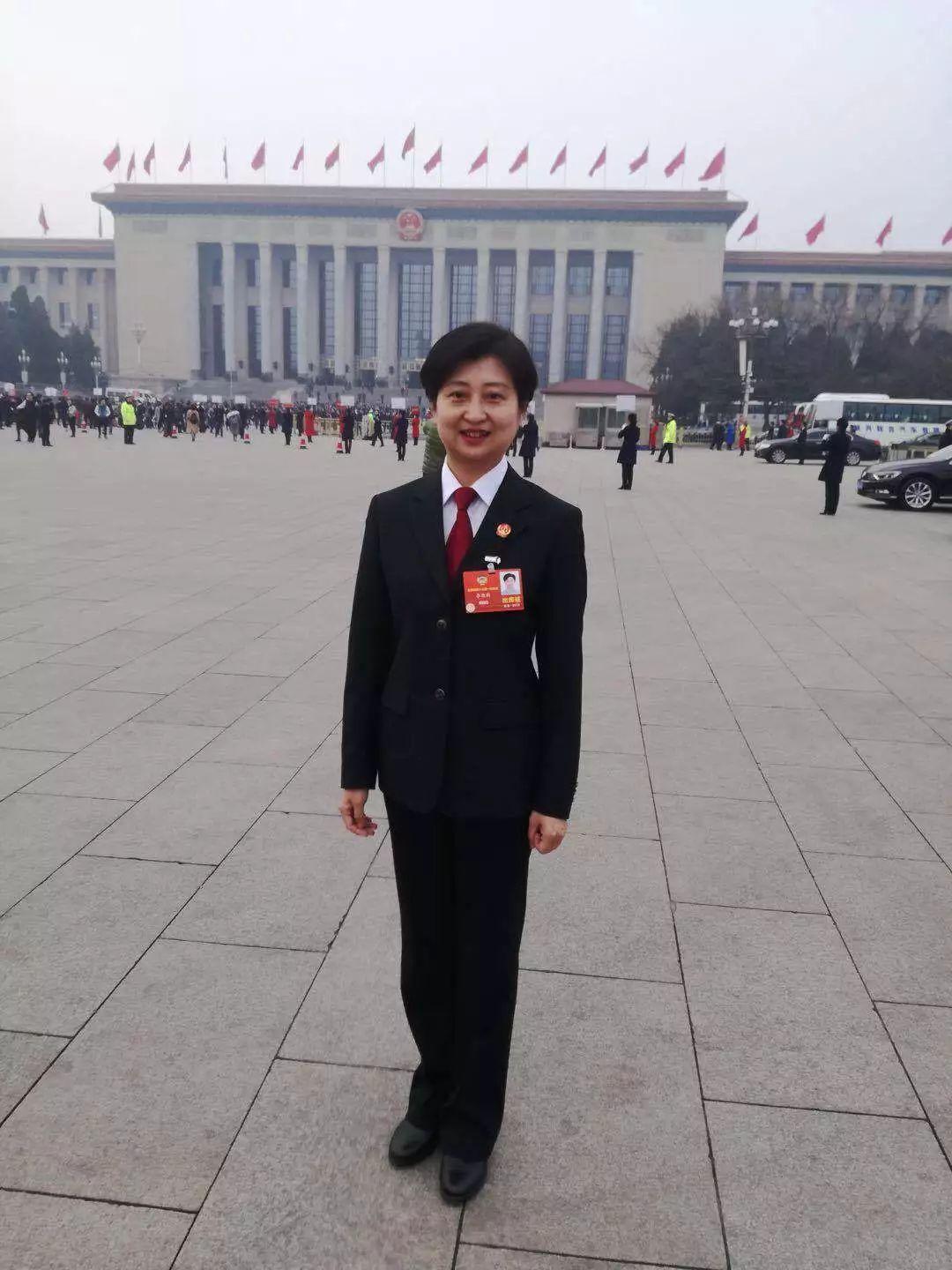 在政协全体会议上发言的女法官她是谁