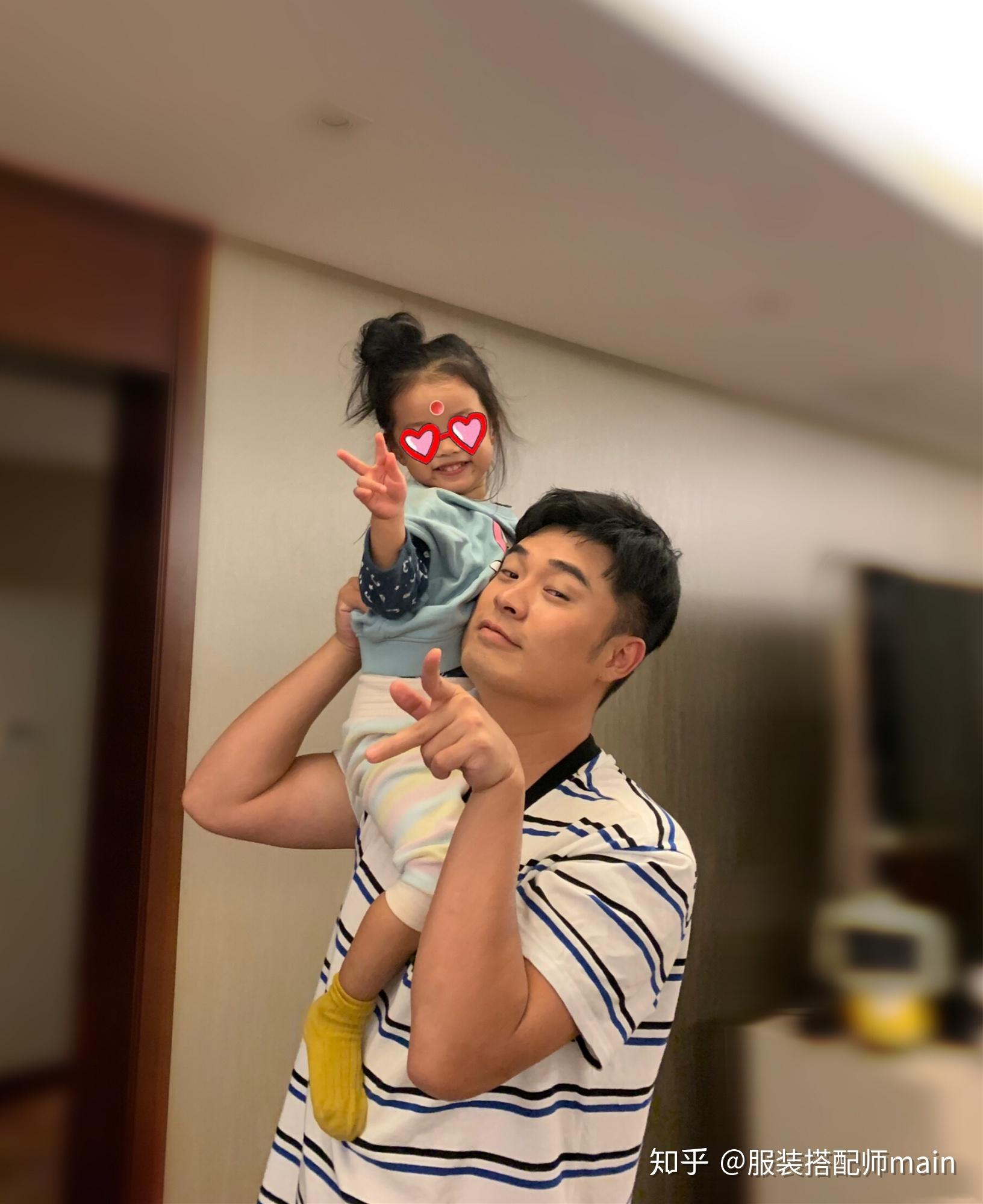 陈赫化身女儿奴安安休闲打扮扎小辫萌态十足坐爸爸肩头超温馨