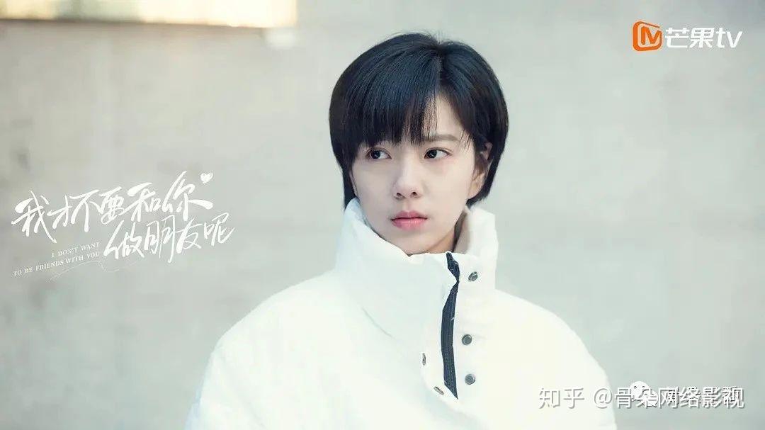 而她在另一部在播剧《我的刺猬女孩》中,也出演过一位高中生韩菲.