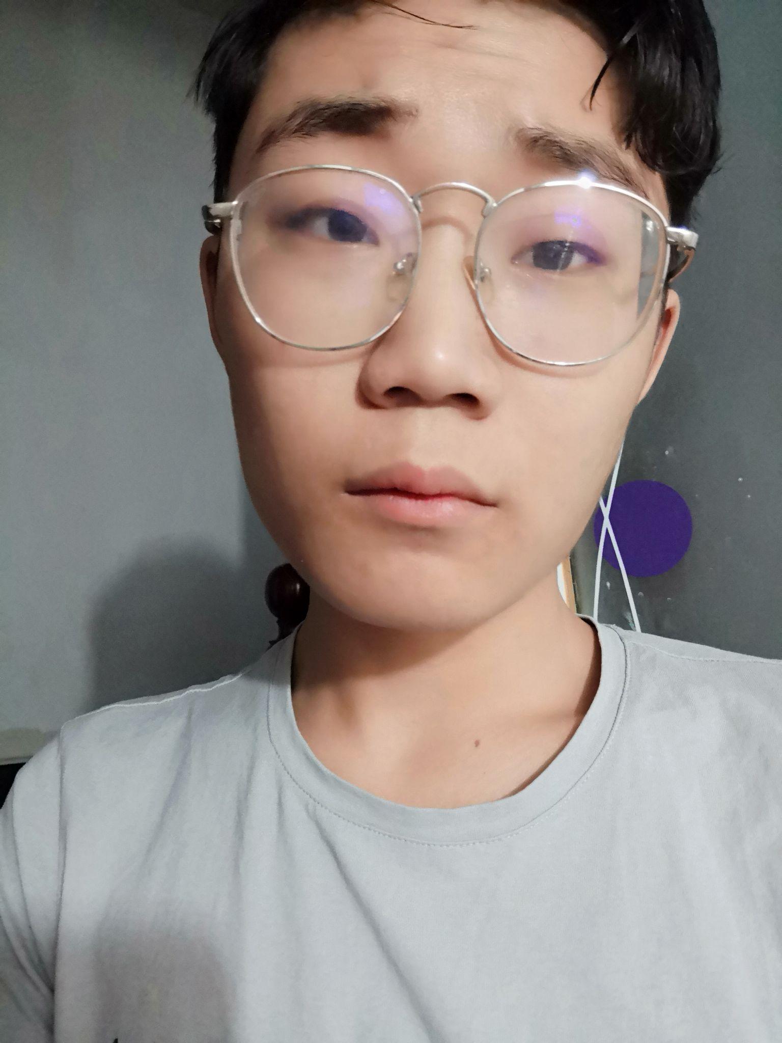 鼻子大的人戴上眼镜后看起来是不是显得鼻子更大