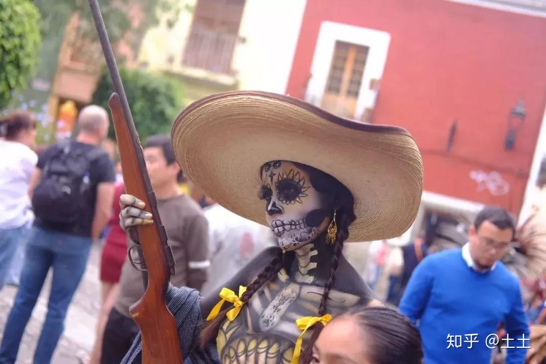 这个骷髅女孩让我get到了墨西哥人坟头蹦迪的正确姿势