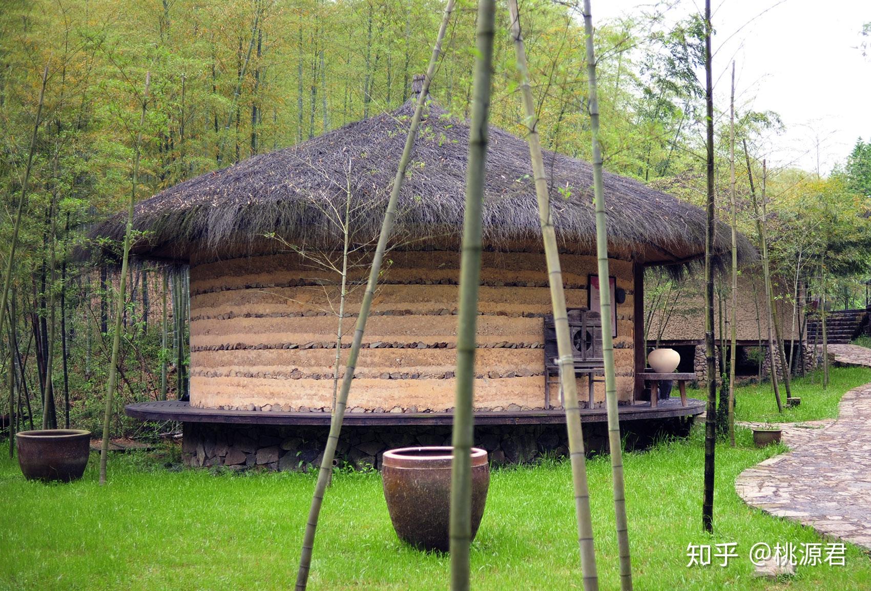 民宿设计丨茅草土屋用最原始的土方法盖一座最时尚的茅草屋