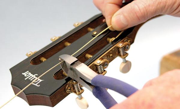 张阿姨教小盆友们换琴弦