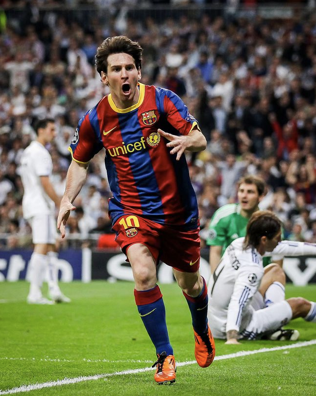 球王梅西4岁踢球13岁转场欧洲称雄足坛4年谢幕战夺魁球王