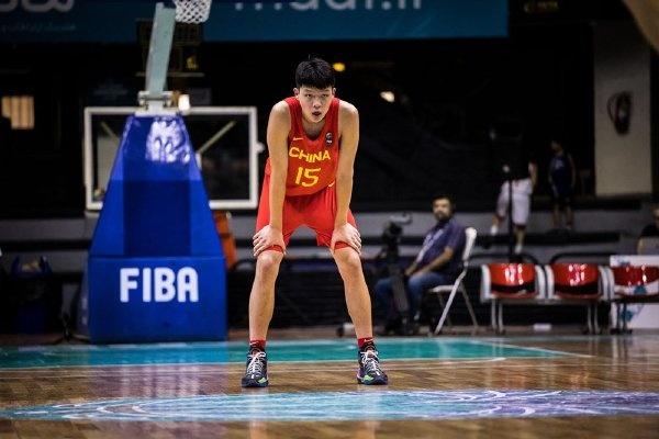 杨瀚森命中NBA生涯首记三分点燃全场见证中国新星崛起时刻