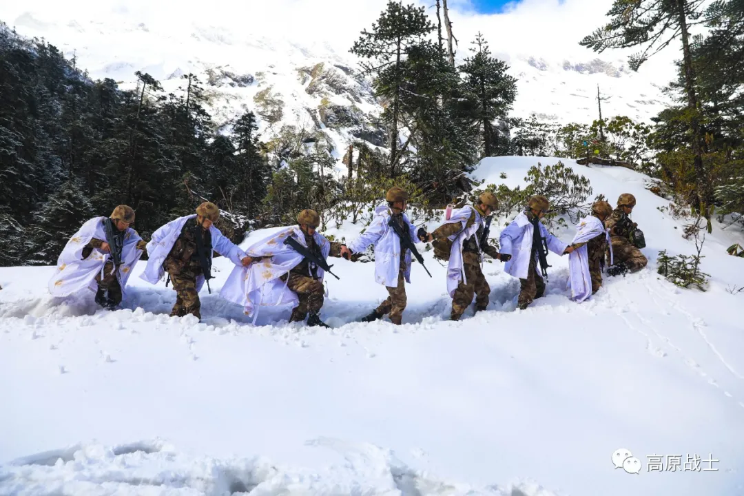 破冰踏雪邊防官兵巡邏掠影