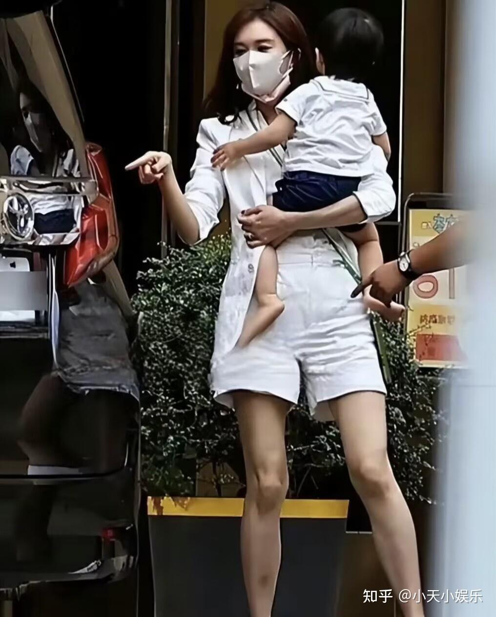 49岁林志玲日本街头被偶遇背4万的包腰粗胯大少女变主妇