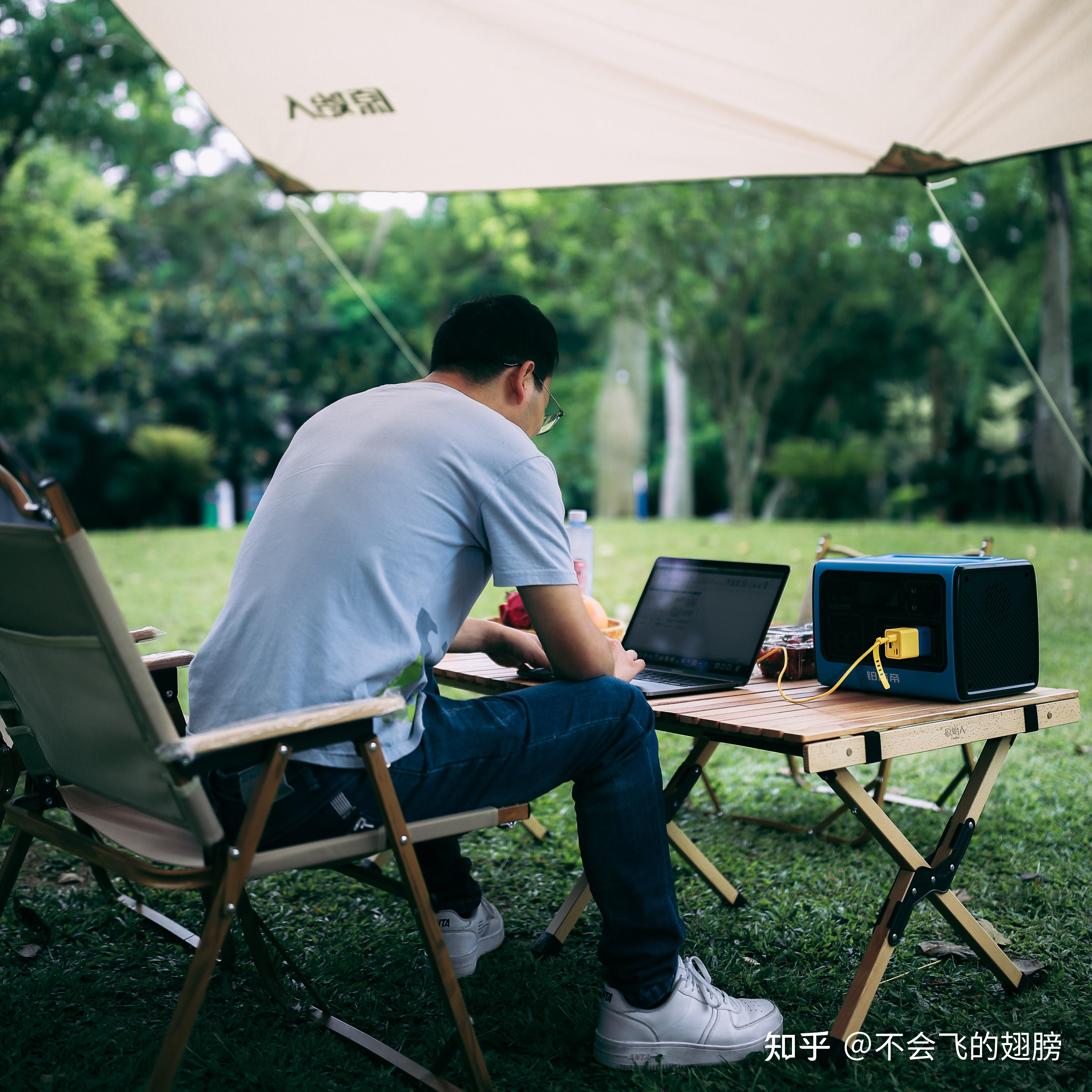 户外也能办公有个铂陆帝户外电源就没问题