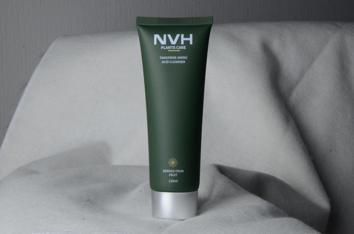 nvh氨基酸洗面奶这个牌子是我去年在逛某宝时无意中看见的,因为我是个