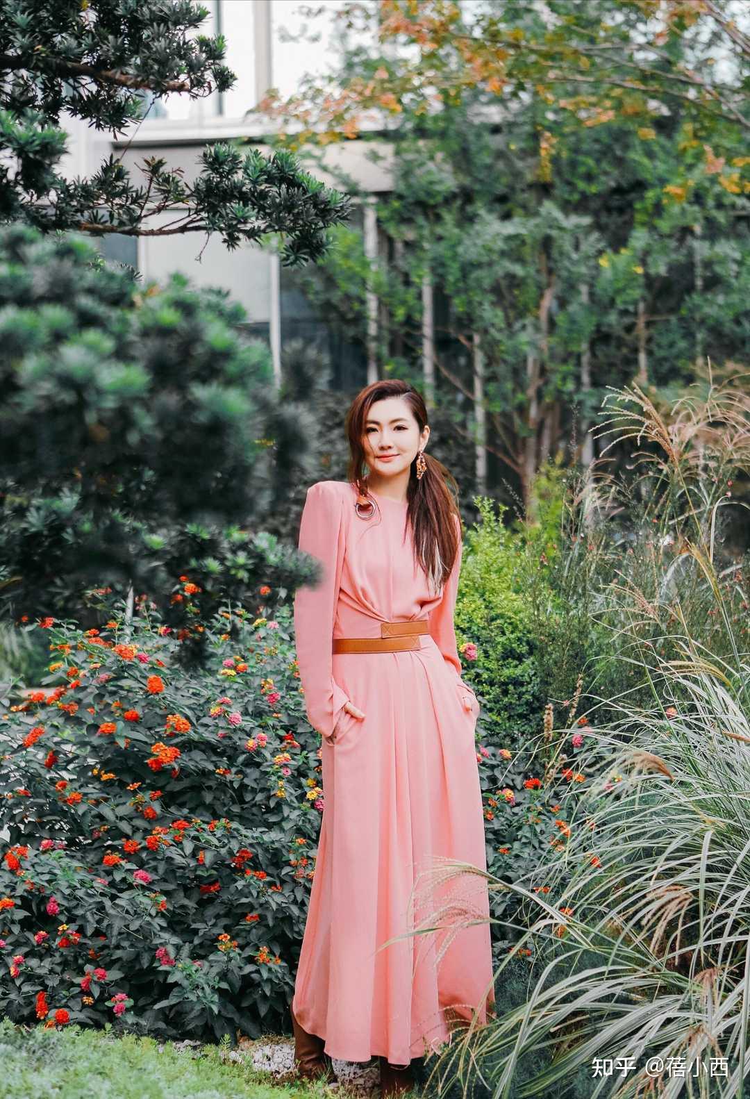 selina任家萱又美回来了穿西装配灯笼裤繁简结合太会穿