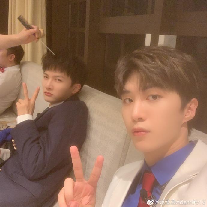 范丞丞晒母子合影脖子上大粗项链显眼姐姐范冰冰独自泛舟荷塘