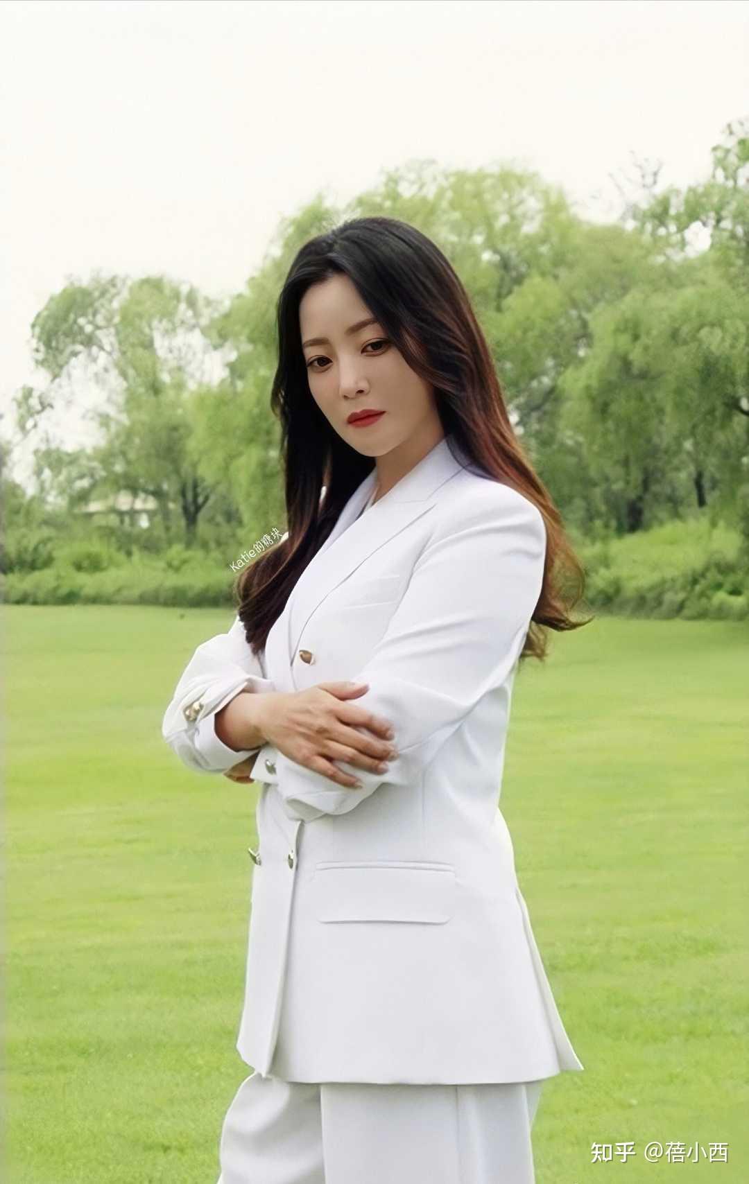 路人镜头中的金喜善很时髦年轻一身休闲装穿搭嫩得像个大学生