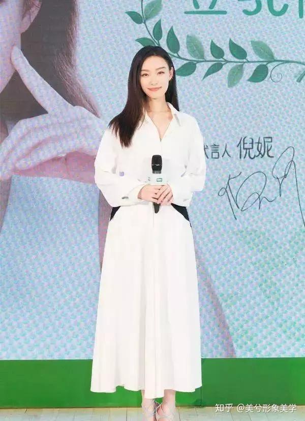 比如刘诗诗,娱乐圈公认的气质女神,身穿旗袍,站的端庄大方,气质卓然.