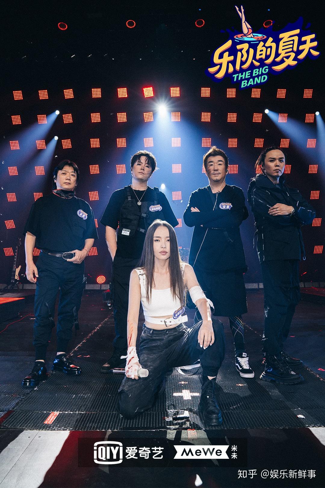 用乐队hyperslash的首字母"hs"组成的手势像是在解开封印一般,向乐迷