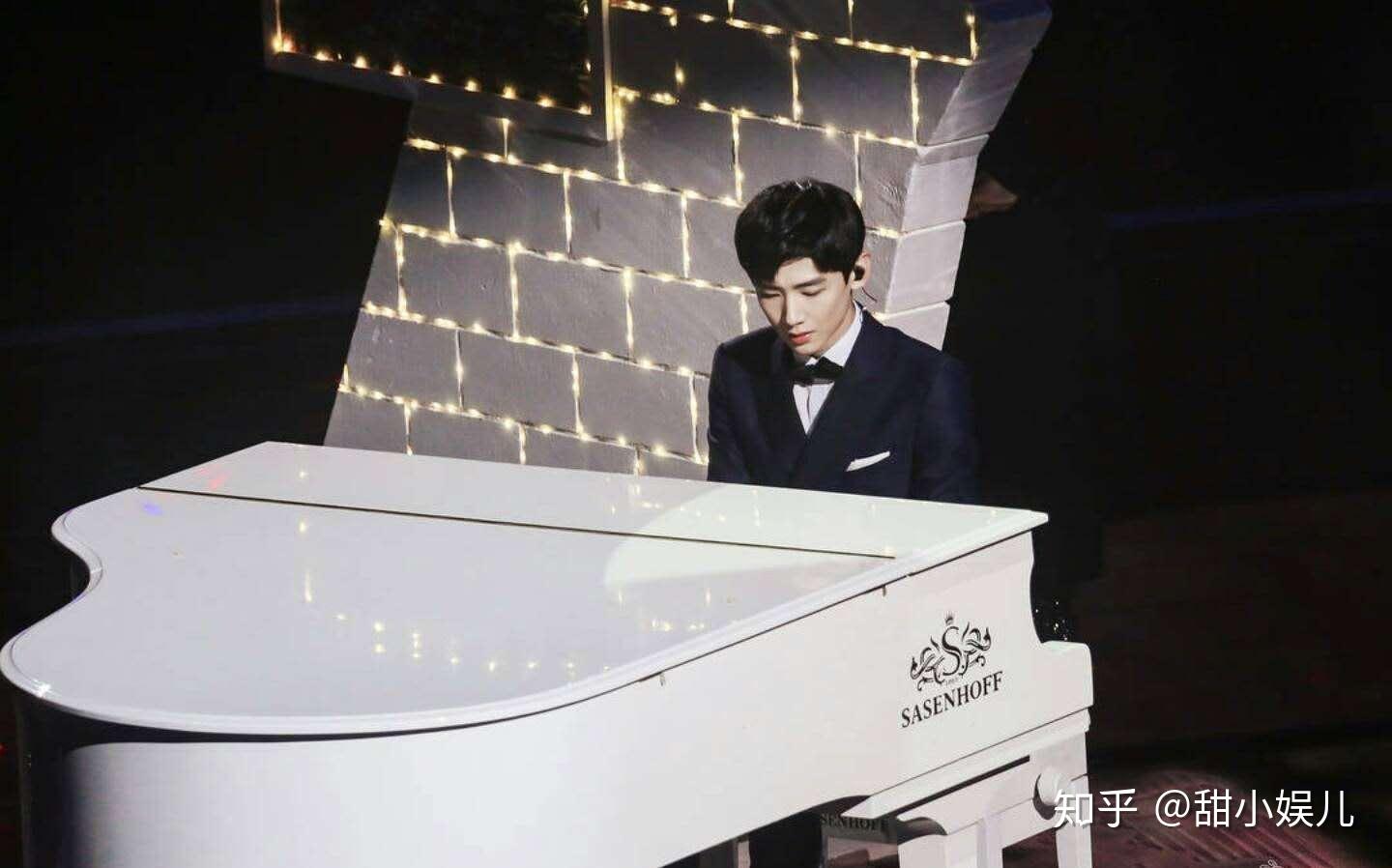 《夏至未至》的剧情中还是年末电视台的晚会,都可以看到白敬亭弹钢琴