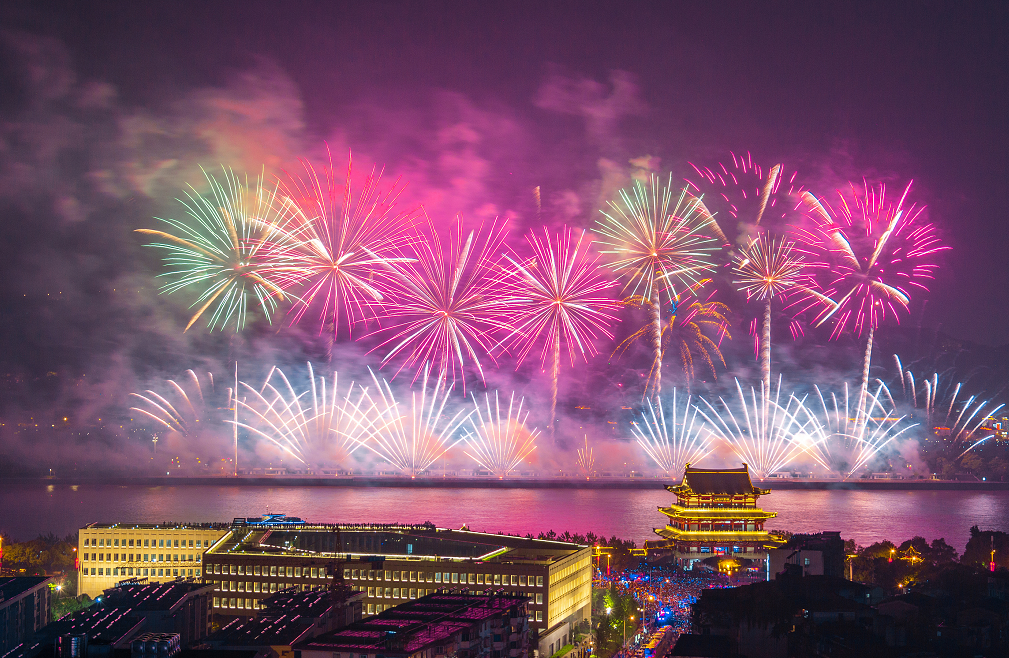 长沙旅游燃爆长沙烟花秀网友下暴雨也挡不住热情