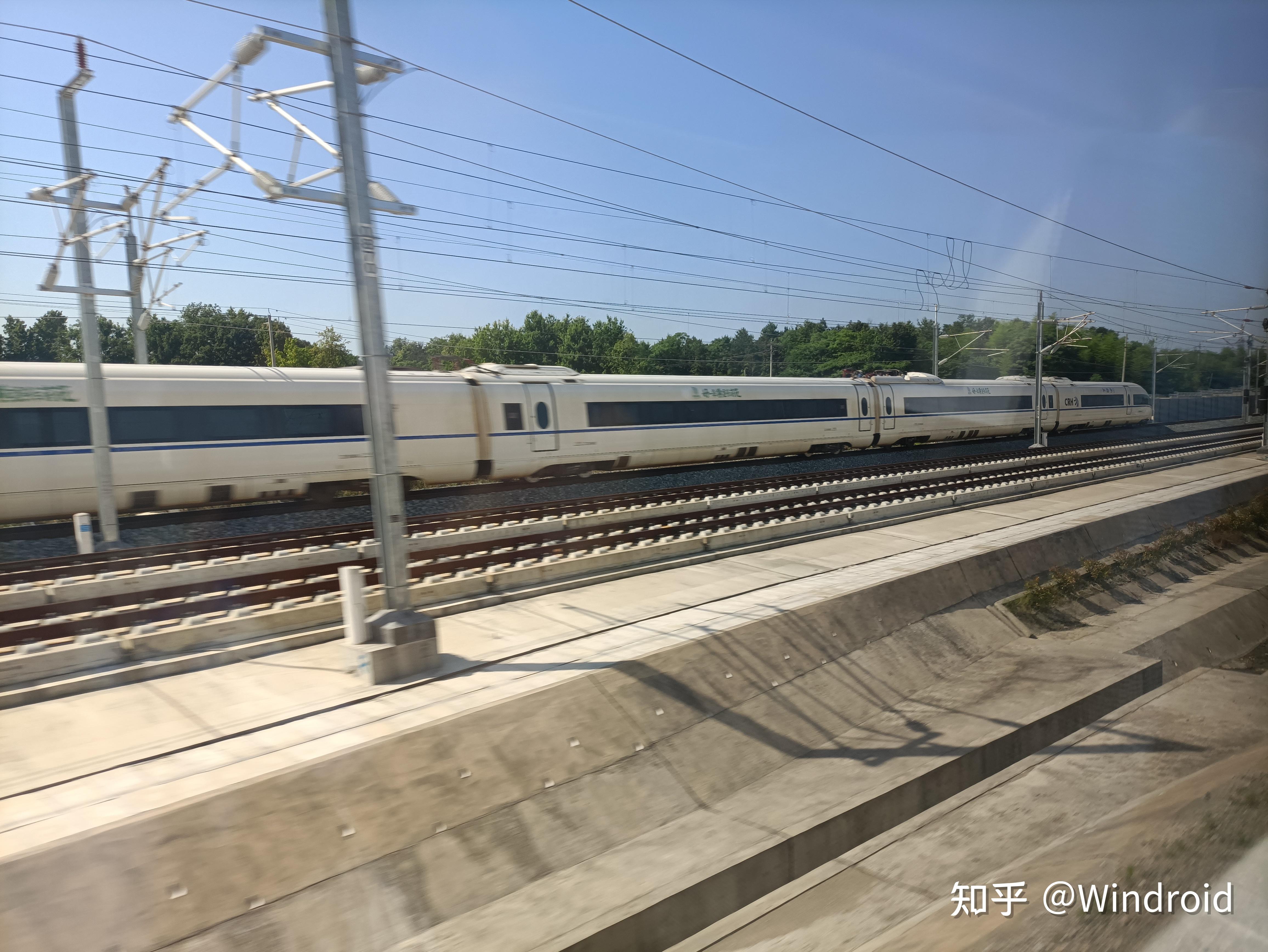 显示状态为"正在检票"2站台的g7206/7207(上海虹桥-池州)抵达池州站