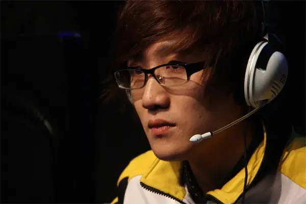 对话白鲨ayom:"被迫"当老板,潜心搞事业