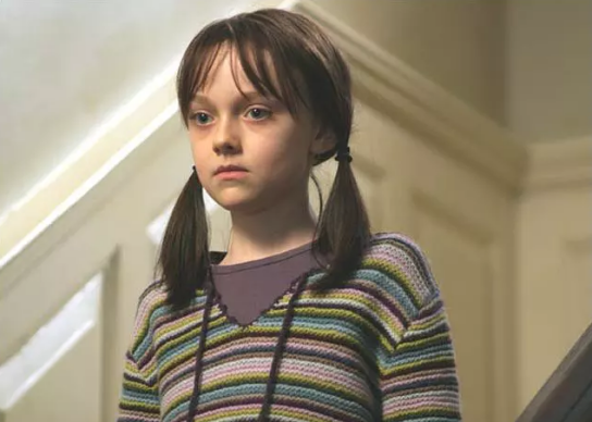 shue)在本片中摆脱了邻家女孩形象,达科塔·范宁(dakotafanning)更是