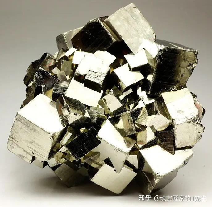 可以把宝石的光泽分成主要的4个等级:金属光泽,半金属光泽,金刚光泽和