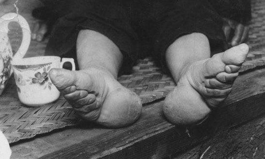 猪笼和小脚:维护女德的秘密武器