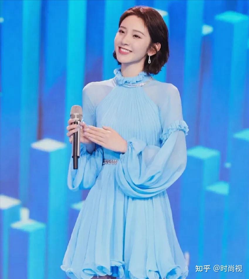 宋慧乔穿蓝色系衬衫显气质，唐艺昕张含韵的穿搭很有“名媛”风范- 知乎