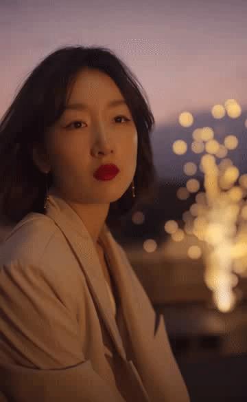 奖项砸出来的谋女郎，最近操作有点迷，和范伟上演“爷孙恋”？