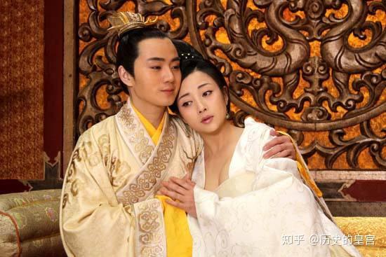 李承乾的同母弟弟魏王李泰看得出唐太宗的心思,他萌生了抢夺皇太子的