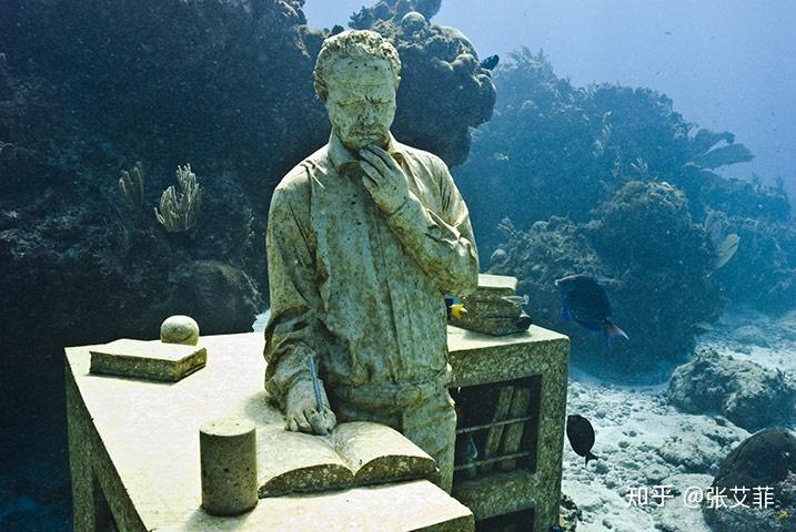 的艺术家,他的作品《寂静的进化》,用350尊真实人物的雕像沉入海底