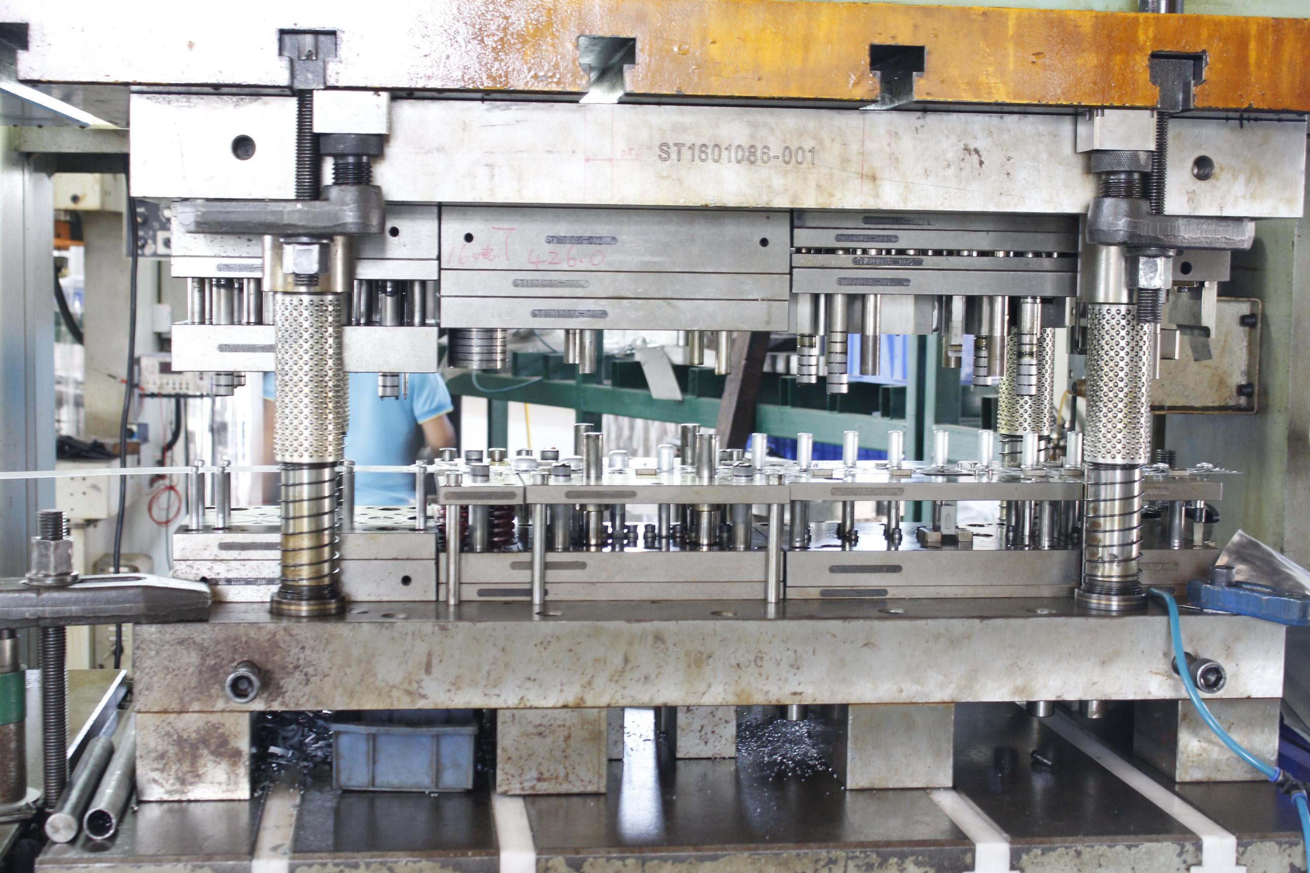 在深拉伸模具移走前的纠纷