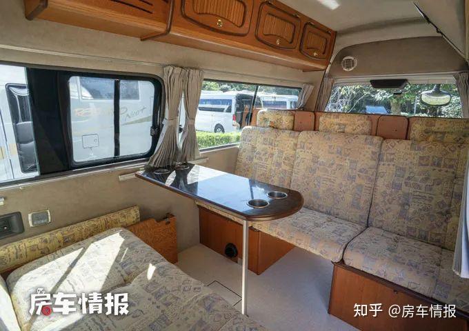 8座日产房车长啥样带两张大床功能实用外观低调车内别有洞天