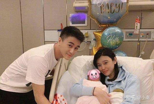 郭碧婷身材圆润疑似有孕,向佐贴心似热恋情侣!同是豪门婚姻奚梦瑶却被骂惨!