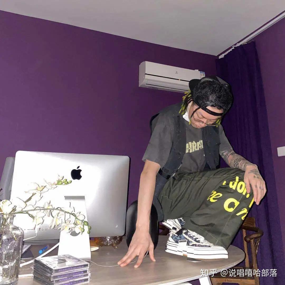 higherbrothers的psyp发声支持罗志祥随后便低头像周扬青道歉