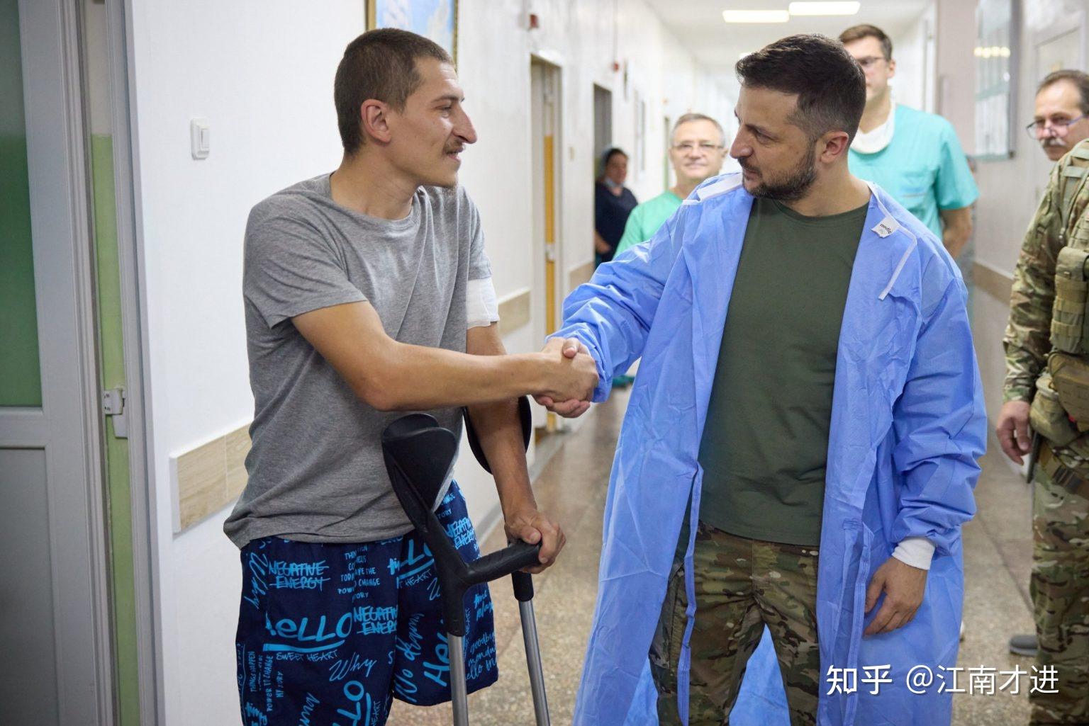 天空新闻:愤怒的镜头似乎显示乌克兰战俘被俄罗斯士兵阉割