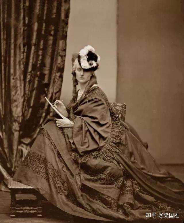 这极大地满足了男人的虚荣心,卡丝利欧伯爵夫人成了皇帝正大光明的