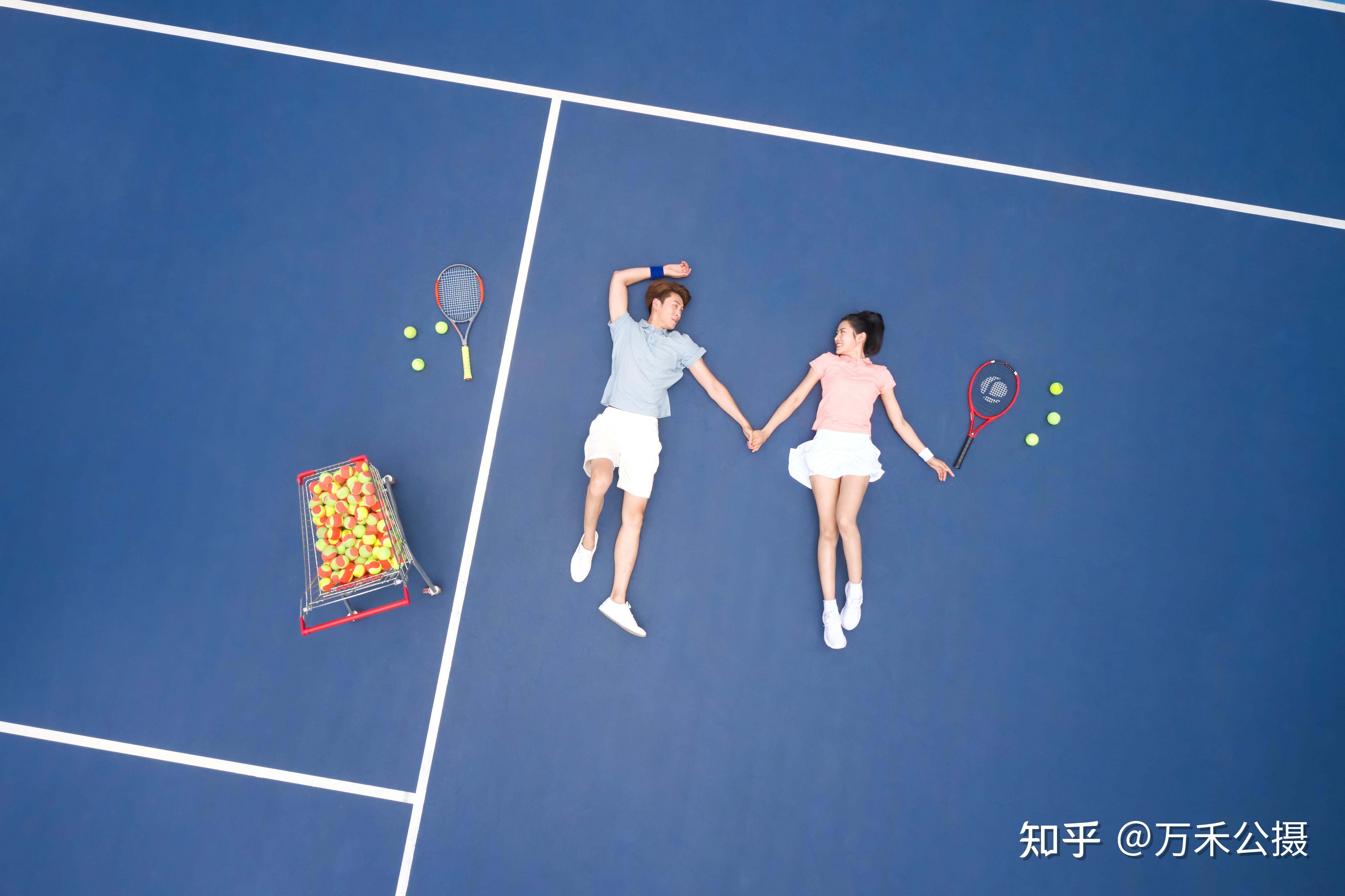 在俯视的角度下,被摄人物的高度会被压缩,水平面则会得到更多的展现.