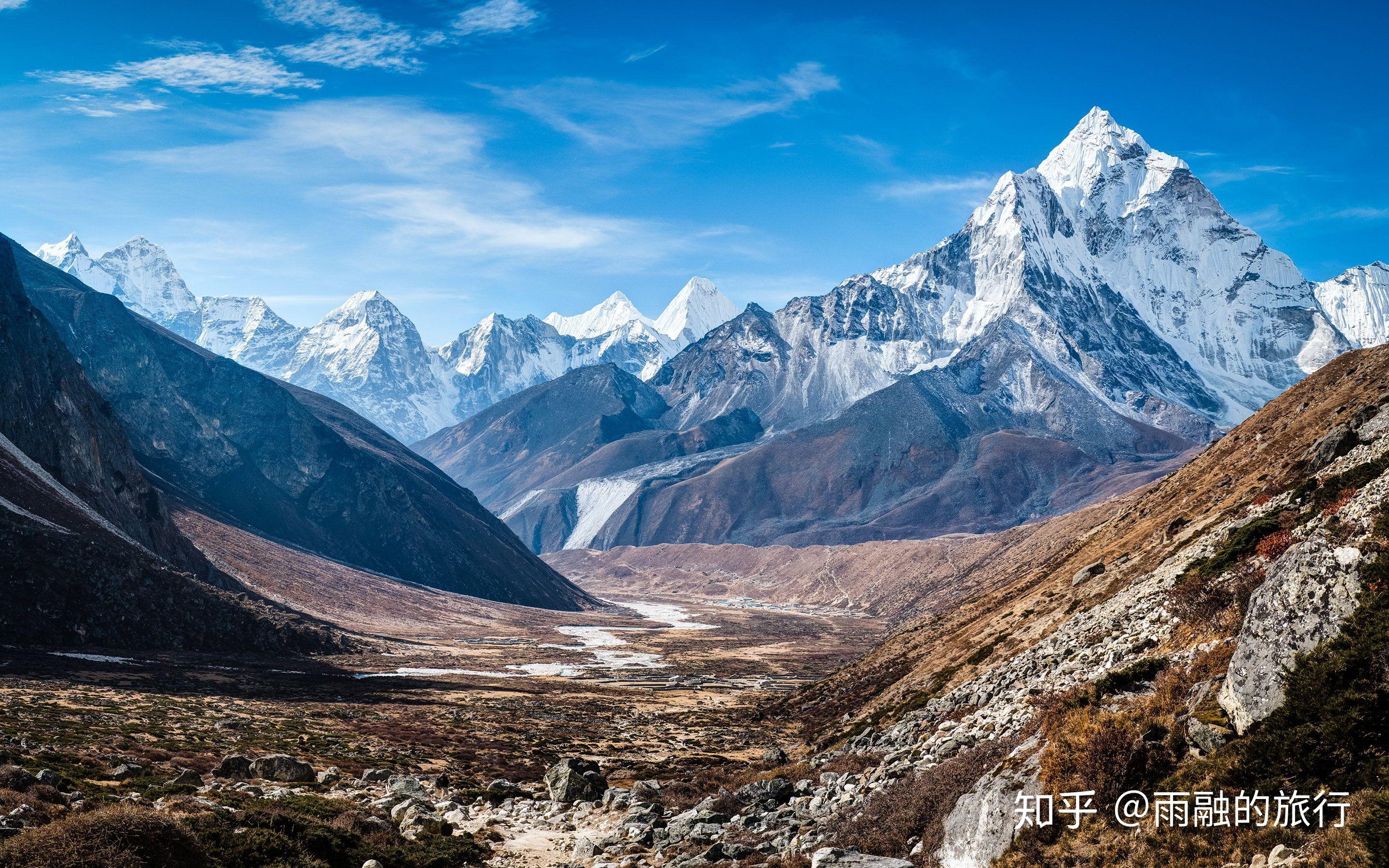 这座山位于中国与巴基斯坦的边界上,也是一座重要的国界山,其高度达到