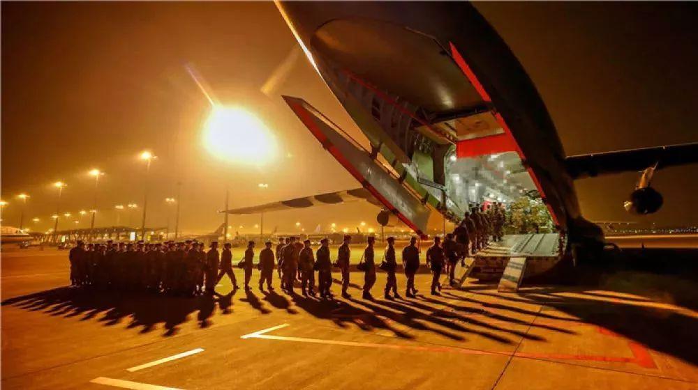 2月13日,军队增派的医疗力量抵达武汉天河机场.