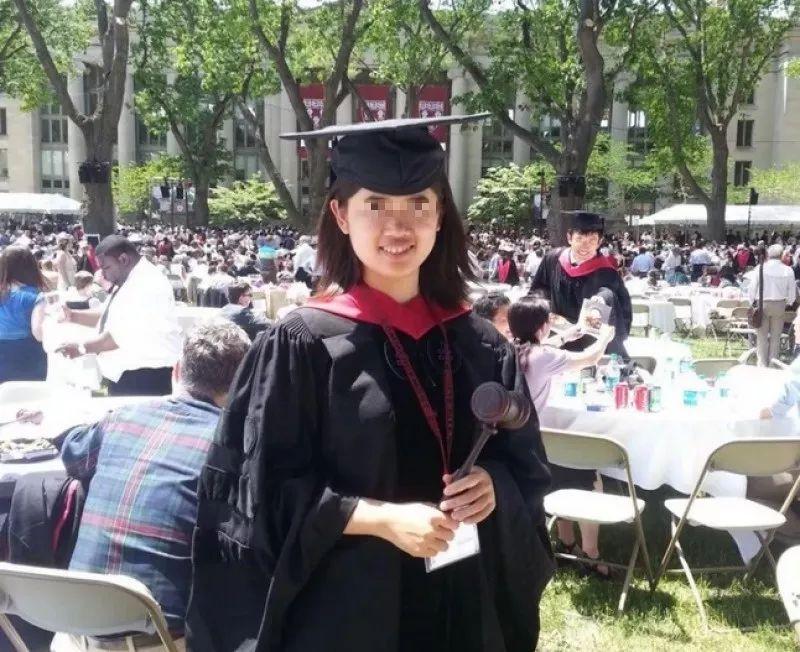 她毕业于哈佛大学法学院,而且一出校门就在国际知名律所linklaters