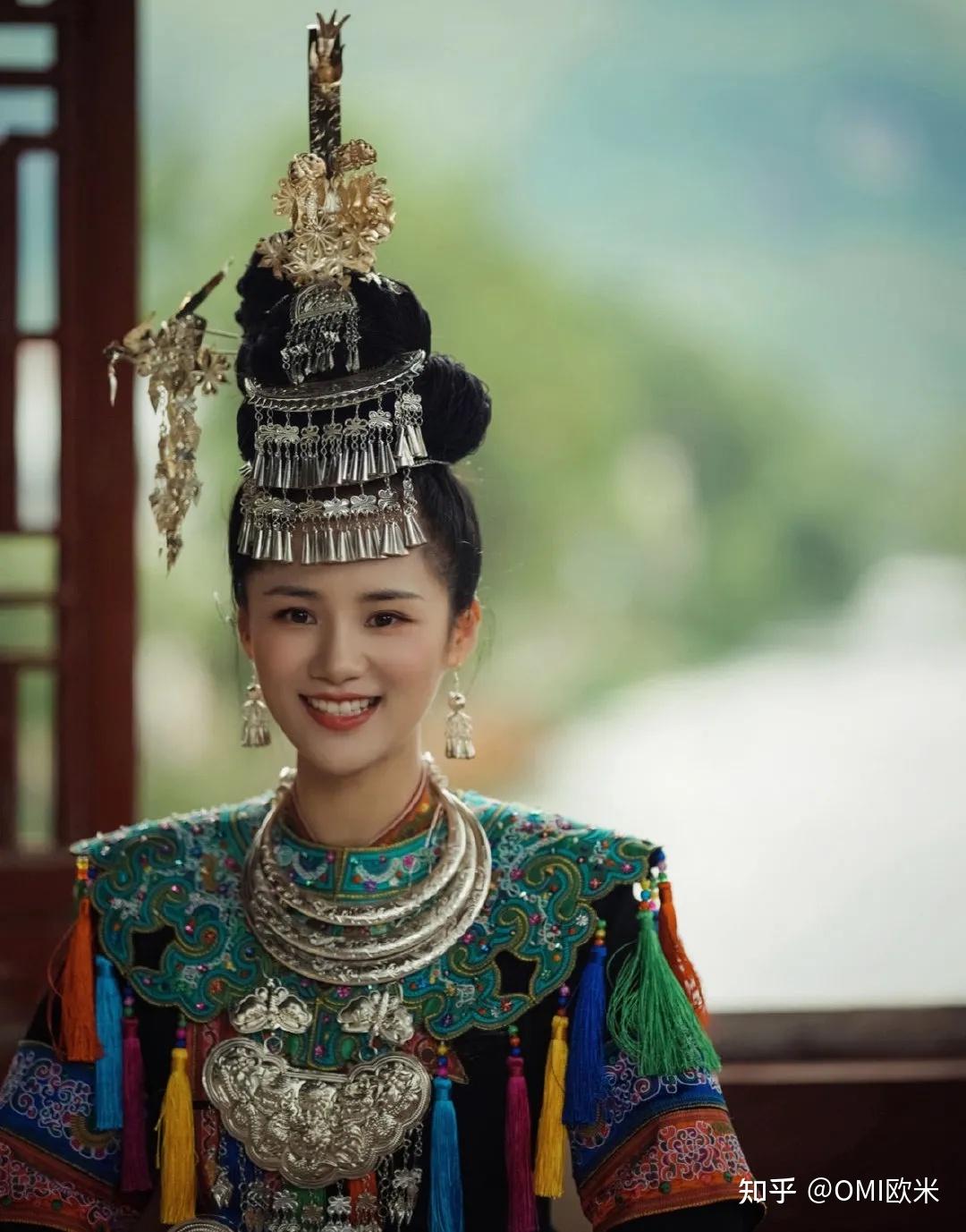 她身着"准婆婆"送的价值不菲的侗族服饰,乘竹筏泛舟而来.