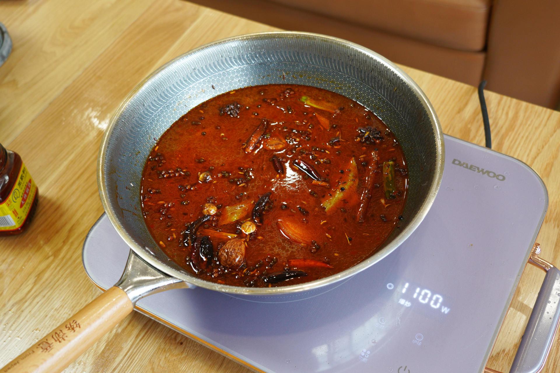 羊蝎子主要有烤羊蝎子,白汤羊蝎子和红汤羊蝎子三种做法:烤羊蝎子