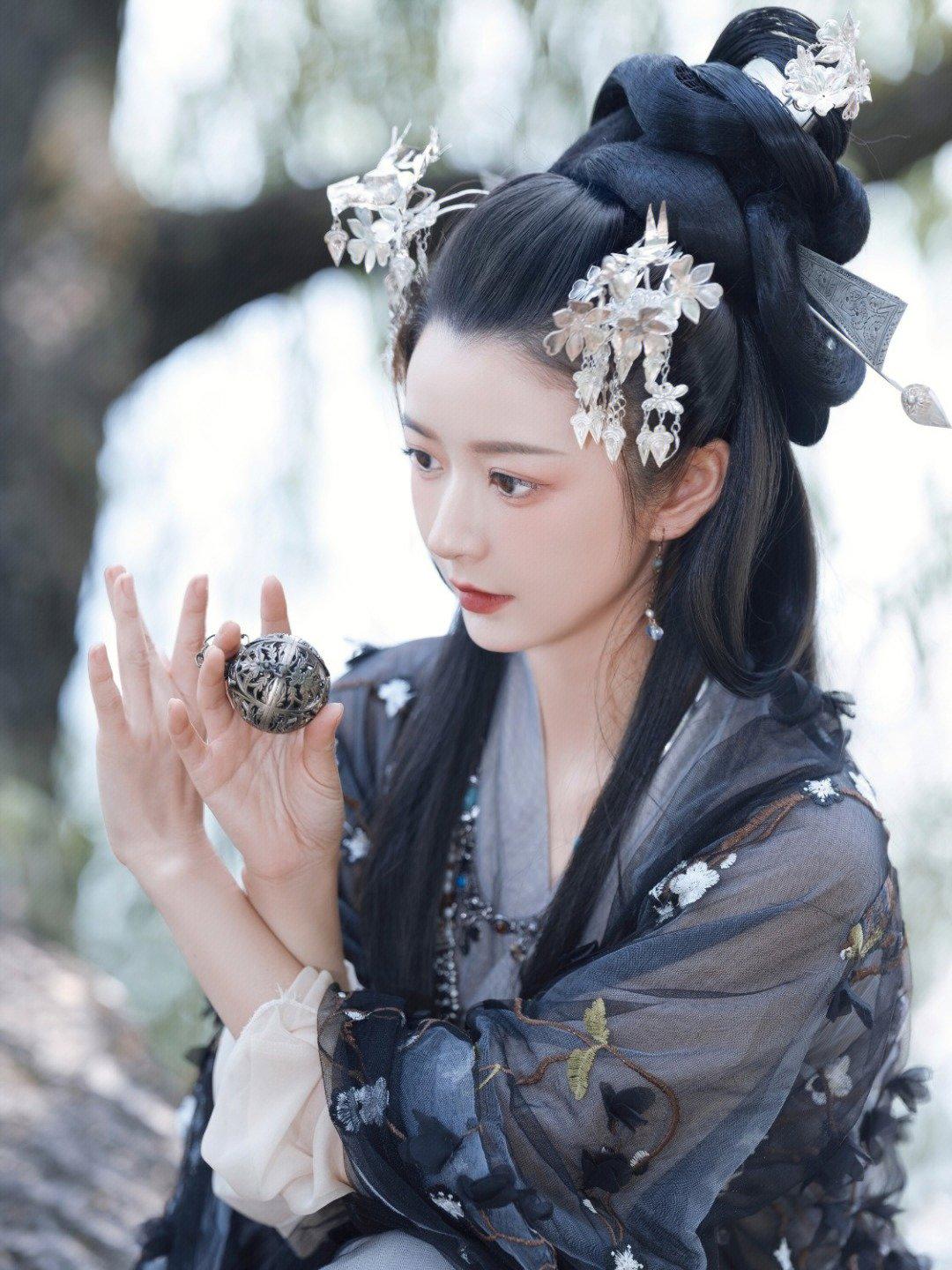 盘子女人坊《花开无尘》|等你来打卡这独特的黑色苗族元素写真 - 知乎