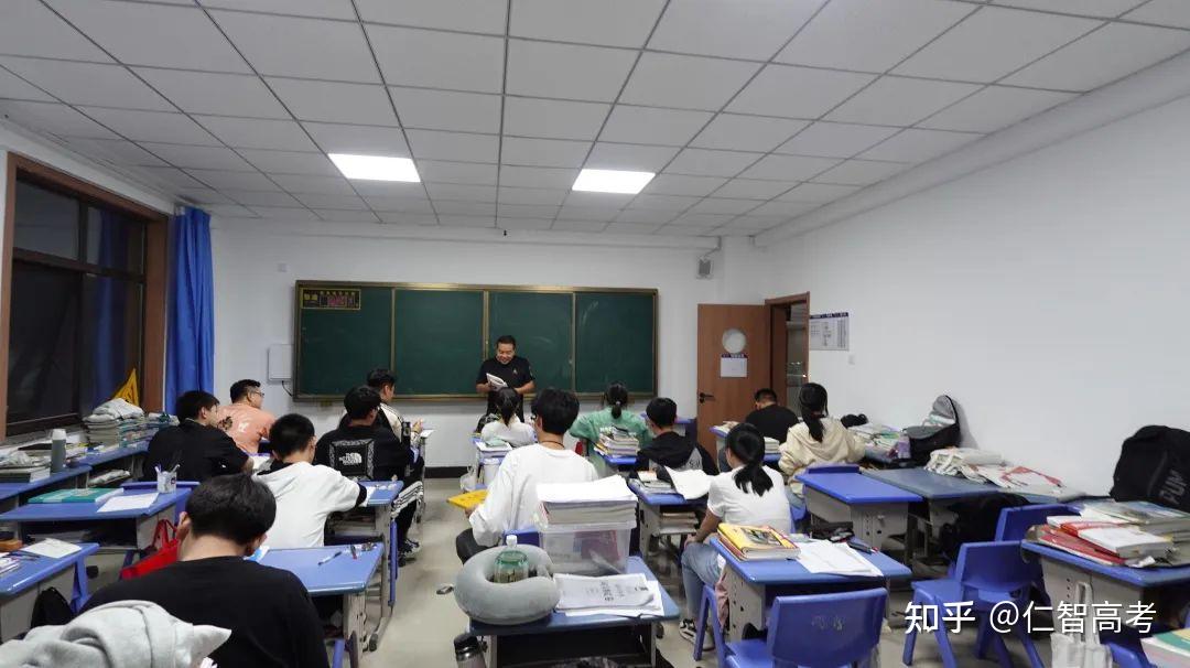 也许在学校之外,城市的夜色正好,人声鼎沸,但在仁智,这里依然安静谦和