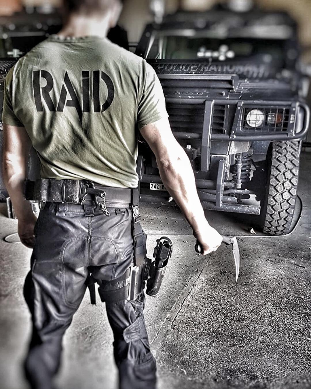 你与死神之间只是差了一把战术镰刀