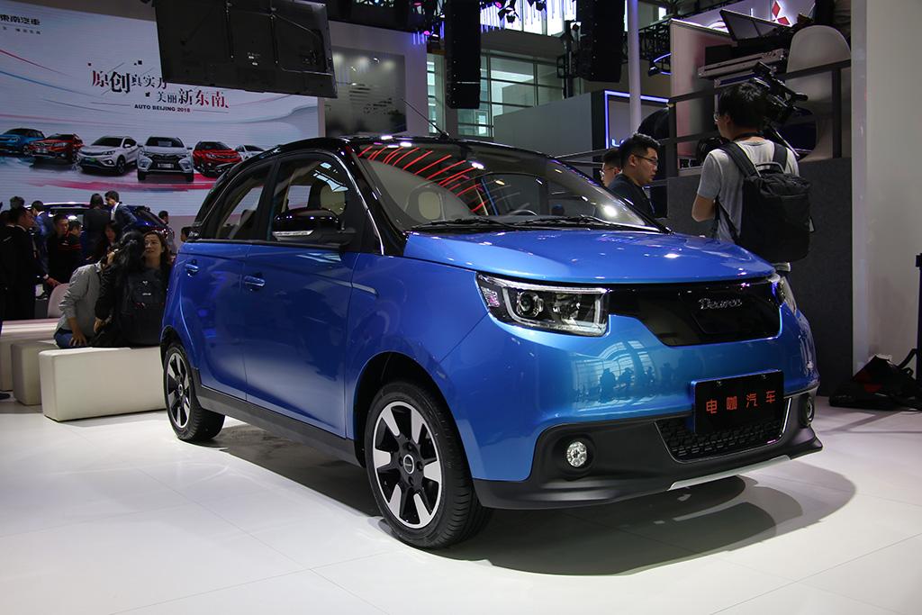新车只是在续航能力上进行了升级,外观沿用现款设计风格,整体造型风格