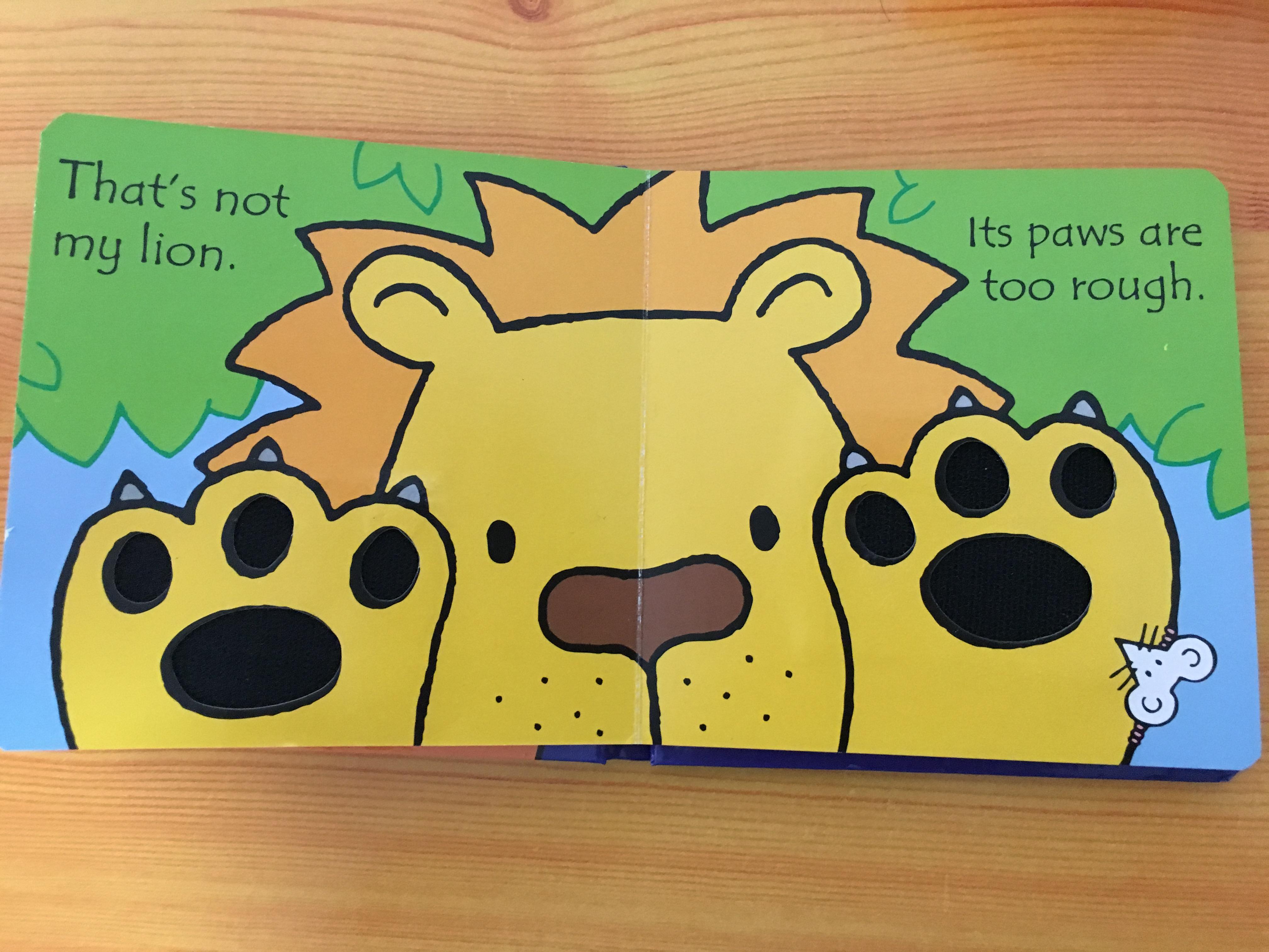 首先,书长这样:这周,我们要读的是"thats not my lion"!